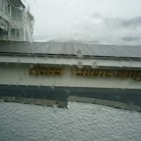 雨の中ホテルに到着