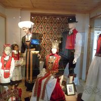 入口にあるこの地方の民族衣装が飾られていました。