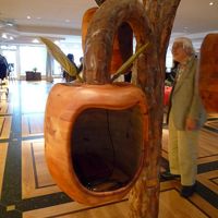 フロント前の電話ボックス。リンゴの産地なので、それを生かす。