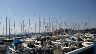 青い海と白いヨット