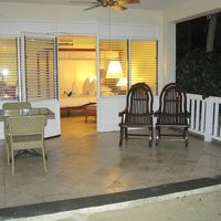 ラグーンからテラス越しに室内へ