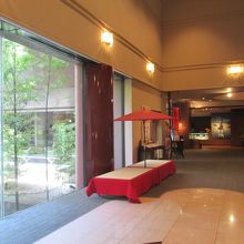 メイン・ロビーには、美しい中庭が設えられています