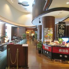 レストラン入口、左手の大きな窓からは中庭の景色が楽しめます