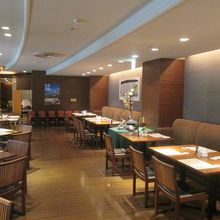 フローリングの床と木製テーブルの店内、センスは良いです