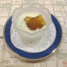 「空豆の冷製スープ コンソメジュレと共に」