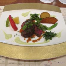 牛フィレ肉のステーキ 彩り野菜添え 九条ネギと枝豆のソース」