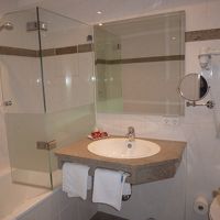 洗面所との仕切りにはガラスがついています