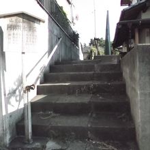 ここ入口、階段奥にお堂