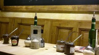 ガルリー・ドゥ・ラ・レーヌ内にあるフランス系パン屋さん(Le Pain Quotidien)