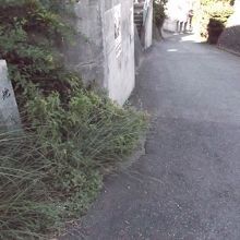 地蔵坂道標と坂、この下にお堂