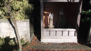 坂の名前の由来となった地蔵尊