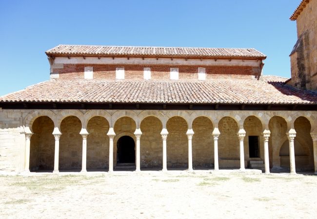 サン ミゲル デ エスカラーダ修道院