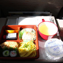 往路機内食。白とびでお見苦しく、申し訳ありません。