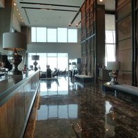 シックな雰囲気のフロント