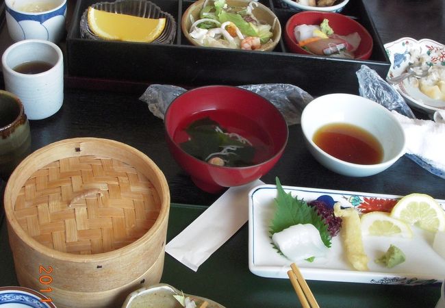 アルピノ内お食事処からつ