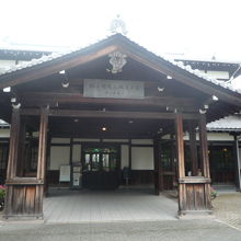 入り口は旧二条駅駅舎を移築