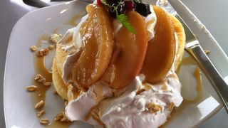 京都博物館のおしゃれなカフェ。パンケーキ多種あり。ガラス張りの明るい店内でいい感じ。