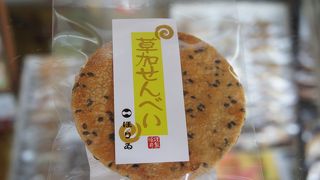 草加せんべいの大きなモニュメント