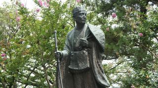 公園内には芭蕉にちなんだ松尾芭蕉像、草加を読み込んだ正岡子規の句碑