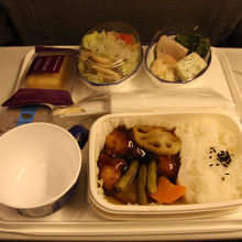 鶏の甘酢と煮込み　まずい。