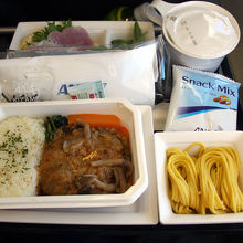 往路機内食。大変おいしかった。