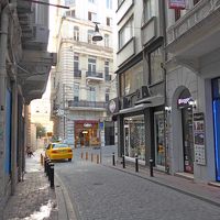 前の通り，先の通りがイスティクラール通り