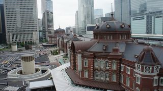 ここから見る東京駅は近いので、ちょっと迫力があります