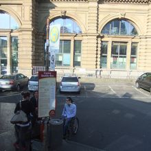 フランクフルト中央駅のバス停Ｈマークが目印です。