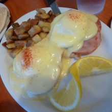 エッグベネディクト。付け合わせはポテトです