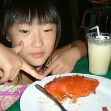 大きな生きたカニを調理してくれます。