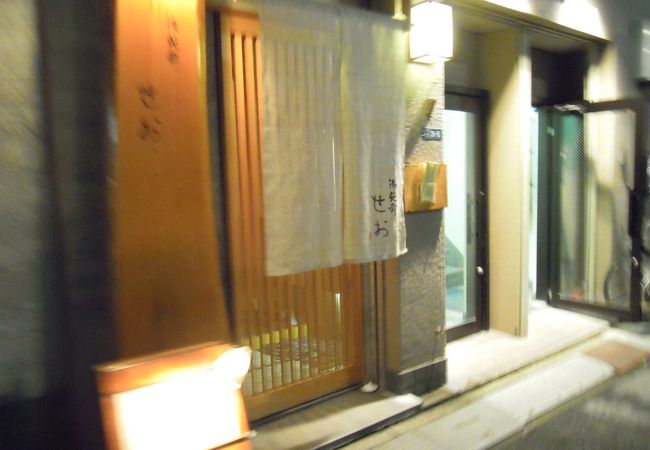 新宿御苑のちょっと裏道を散策すると。