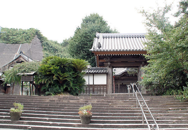 入口の脇に山頭火の句碑