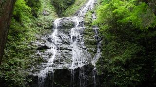 水量こそ多くありませんが、神秘的な雰囲気がイイ感じの滝です