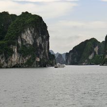 HaLongBay 美しい島々の間を船でクルーズ