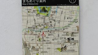 にぎやかななわて通りとは対照的な趣きある町並み