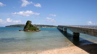 青い海に架かる橋