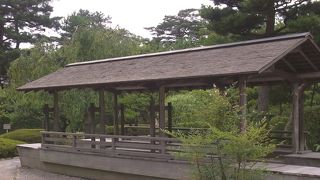 夕顔亭、時雨亭、内橋亭とならぶ蓮池庭四亭の一つ