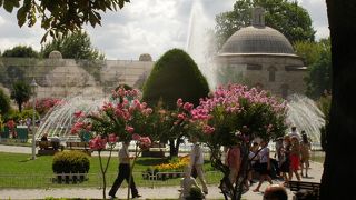 左右にブルーモスクとアヤソフィア