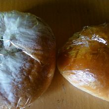 バジルの惣菜パンと一押しカスタードクリームのパン。