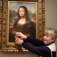 モナリザの手を握る。ホンモノのモナリザなら即刻逮捕されます