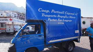 荷物はマリーナグランデからホテルまでポーターサービスで