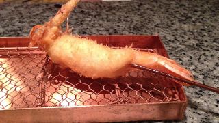 キレイなカウンターで串カツ