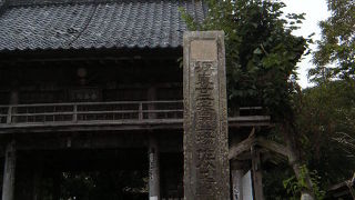 茅葺屋根の本堂は珍しい