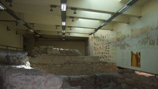 駅に遺跡があります。