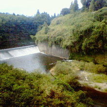 終点（上総亀山）に近づくと、亀山ダムから流れる川も見えます。