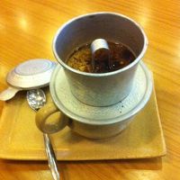 近所のベトナムコーヒー屋さん。底に練乳。ドリップ中