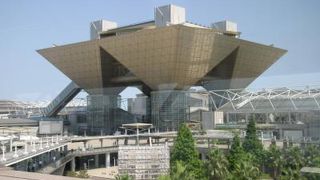 東京駅から都バスで行くのが安くて便利です。