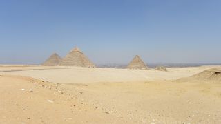 少し離れて佇むピラミッド