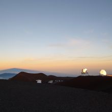 最高峰の天文台群　マウナケアの山影も景色を演出