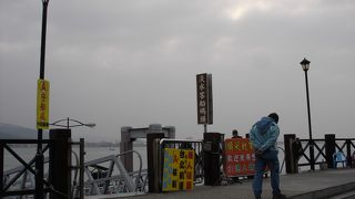 静かな海沿いの観光地